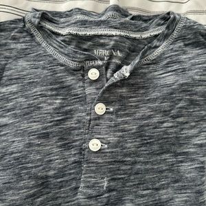 Tee shirt / 3 buttons casual tee - blue/grey - great condition - men’s small